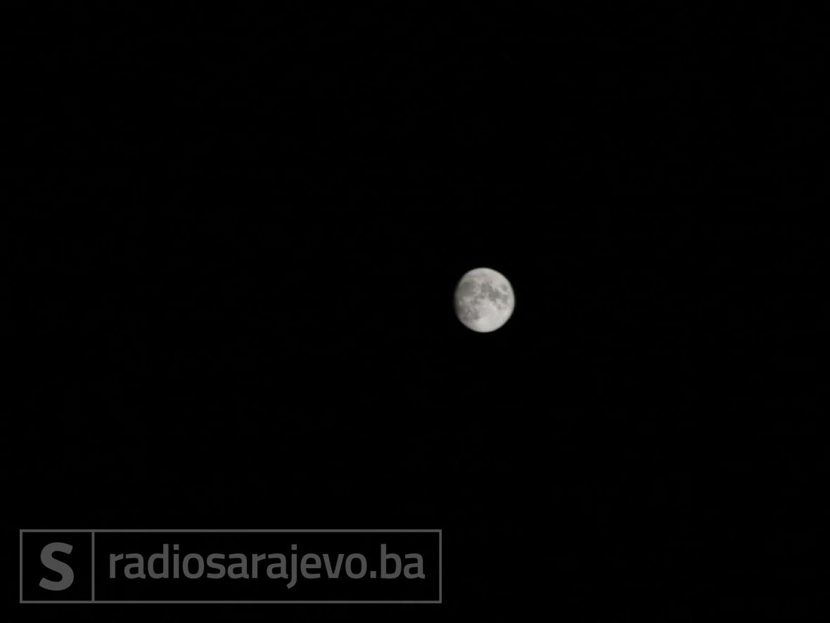 J.Ć./Mjesec iznad Sarajeva